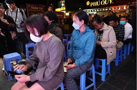 Người dân xếp hàng từ 4 người dân xếp hàng dài chờ mua vàng