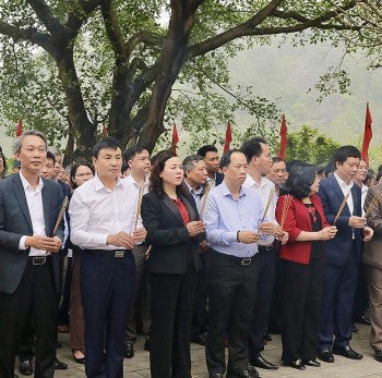 Ninh Bình: Lễ hội truyền thống động Hoa Lư thu hút du khách