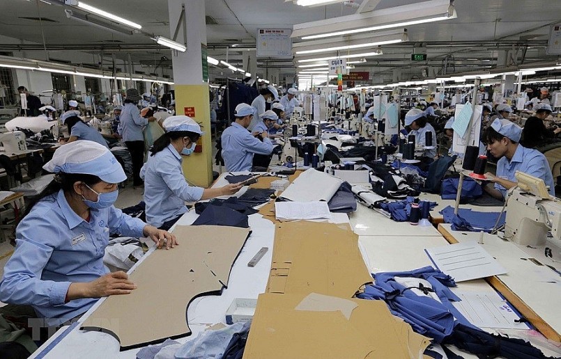 Người lao động Tổng Công ty Đức Giang làm việc với tinh thần quyết liệt, thực hiện mục tiêu tăng trưởng bền vững của doanh nghiệp.