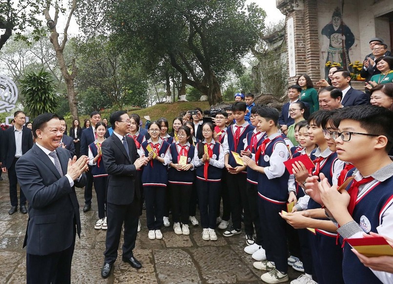 Chủ tịch nước Võ Văn Thưởng, Bí thư Thành ủy Hà Nội Đinh Tiến Dũng chúc Tết các em thiếu nhi, học sinh huyện Đông Anh. Ảnh Viết Thành Chủ tịch nước Võ Văn Thưởng, Bí thư Thành ủy Hà Nội Đinh Tiến Dũng chúc Tết các em thiếu nhi, học sinh huyện Đông Anh. Ảnh Viết Thành