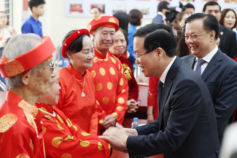 Chủ tịch nước Võ Văn Thưởng thăm hỏi, chúc Tết các vị cao niên tại Điểm sinh hoạt cộng đồng nhà văn hóa tổ dân phố 2, 3, 4 thuộc thị trấn Đông Anh. Ảnh Viết Thành Chủ tịch nước Võ Văn Thưởng thăm hỏi, chúc Tết các vị cao niên tại Điểm sinh hoạt cộng đồng nhà văn hóa tổ dân phố 2, 3, 4 thuộc thị trấn Đông Anh. Ảnh Viết Thành