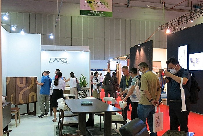 Khách tham quan gian hàng tại Hội chợ VIFA EXPO 2023. 