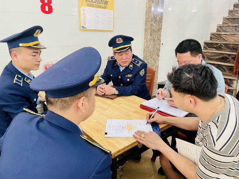 Đoàn liên ngành tiến hành kiểm tra các nhà hàng