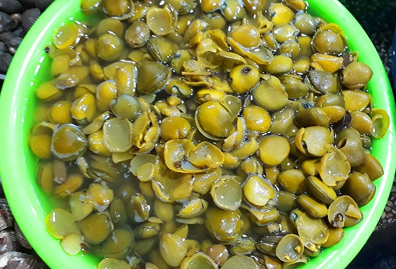 Quả mắm được khử đắng rồi ngâm nước sạch trước khi đem xào với hải sản.