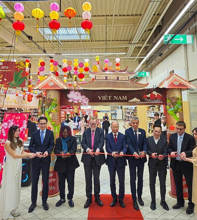 Tuần hàng vinh danh Tết Nguyên đán Việt Nam tại Pháp.