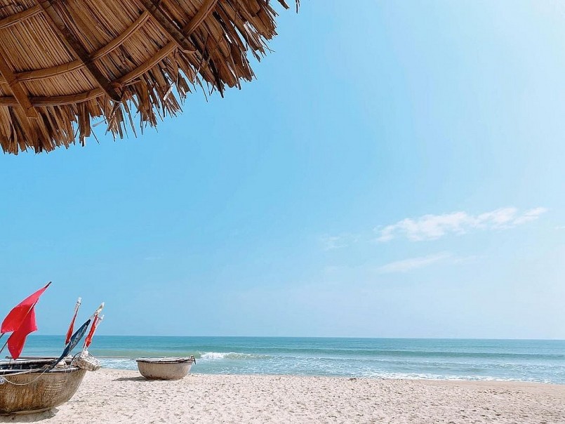 Vẻ đẹp hoang sơ tĩnh lặng của bãi biển An Bàng.