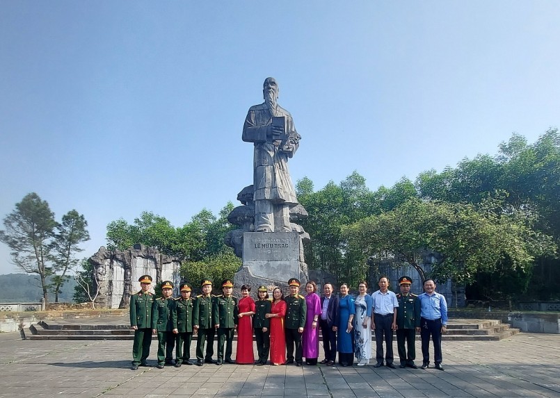 Nằm trong quần thể khu mộ, trên đỉnh núi Minh Tự nơi gắn liền với cuộc đời làm thuốc, vui thú cảnh núi rừng Hương Sơn có tượng đài Lê Hữu Trác. 