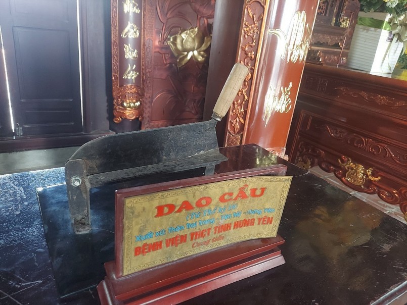 Một số hiện vật là công cụ làm nghề thuốc trưng bày ở Nhà thờ Hải Thượng Lãn Ông Lê Hữu Trác.