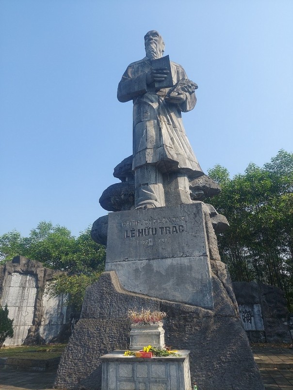 Tượng được làm bằng đá cẩm thạch cao 16,91m, nặng 350 tấn. 