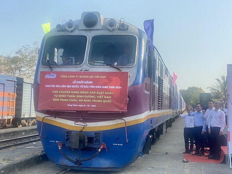 Chuyến tàu liên vận quốc tế đầu tiên từ ga Sóng Thần đi Trung Quốc.