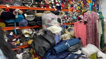 TP.HCM: Phát hiện hơn 4 tấn vải và các loại quần áo không rõ nguồn gốc