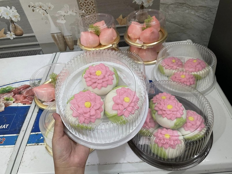 các tiểu thương còn đưa ra thị trường nhiều loại bánh được bày biện trong mâm cỗ chay