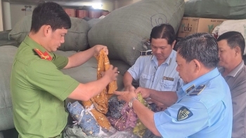 An Giang: Phát hiện 30.900 sản phẩm may mặc không rõ nguồn gốc xuất xứ