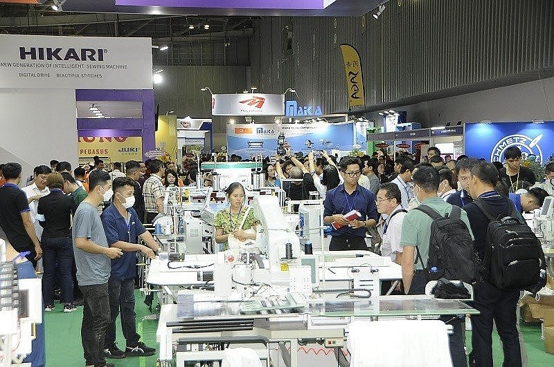 Nhiều doanh nghiệp đang tìm hiểu công nghệ dệt may mới sản xuất theo tiêu chí xanh hóa. Nhiều doanh nghiệp đang tìm hiểu công nghệ dệt may mới sản xuất theo tiêu chí xanh hóa.