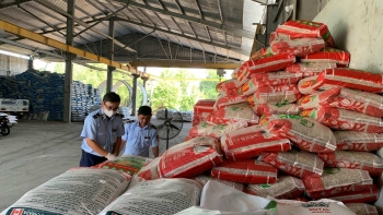 Kiên Giang: Xử phạt 2 hộ kinh doanh phân bón không đạt chất lượng gần 180 triệu đồng