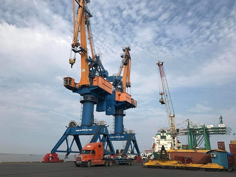 Hoạt động xuất nhập khẩu hàng hóa tại cảng Hải Phòng. Ảnh: Hải Anh