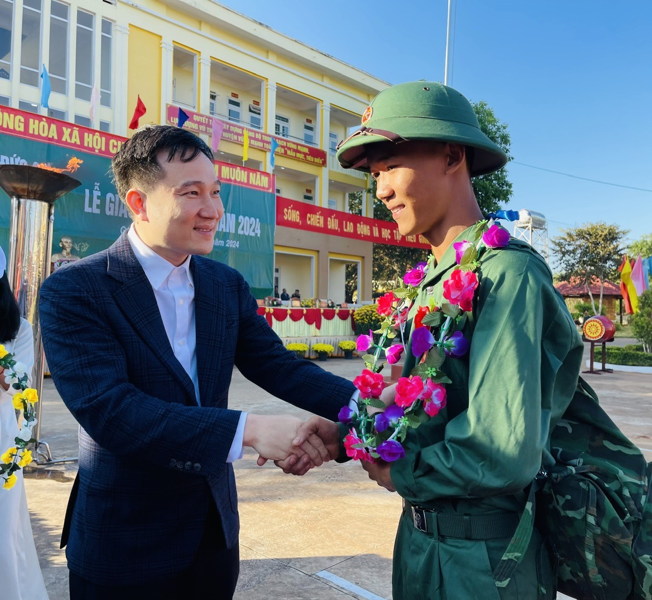 Lãnh đạo tỉnh Gia Lai động viên thanh niên lên đường nhập ngũ. Lãnh đạo tỉnh Gia Lai động viên thanh niên lên đường nhập ngũ.