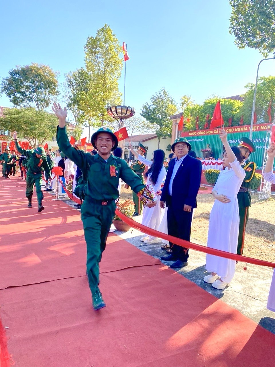 Thanh niên hăng hái lên đường nhập ngũ. Thanh niên hăng hái lên đường nhập ngũ.