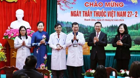 Chủ tịch nước Võ Văn Thưởng thăm, chúc mừng các y, bác sĩ tỉnh Hà Nam