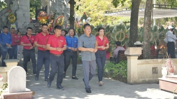 Về miền Trung dâng hương tại các nghĩa trang liệt sĩ