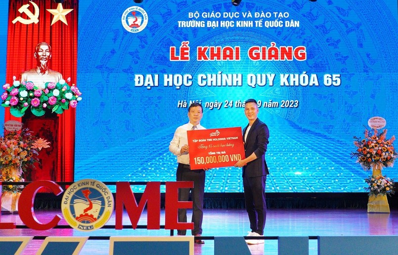Đại diện TNG Holdings Vietnam trao 15 suất học bổng cho đại diện nhà trường tại Lễ Khai giảng. Đại diện TNG Holdings Vietnam trao 15 suất học bổng cho đại diện nhà trường tại Lễ Khai giảng.
