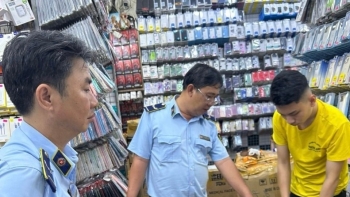 TP.HCM: Tạm giữ gần 28.000 sản phẩm phụ kiện điện thoại không rõ nguồn gốc
