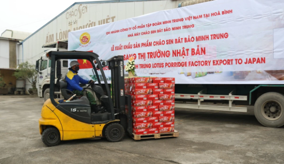 Xe vận chuyển sản phẩm cháo sen Bát Bảo lên xe tải. Ảnh: T.H.