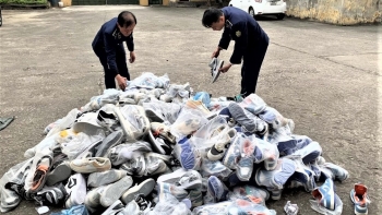 Thu giữ 300 đôi giày giả mạo nhãn hiệu tại Hải Dương