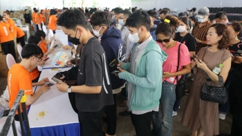 Không khí náo nhiệt ngày đầu tiên nhận bib giải chạy đêm TP.HCM