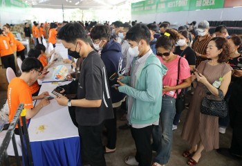 Không khí náo nhiệt ngày đầu tiên nhận bib giải chạy đêm TP.HCM