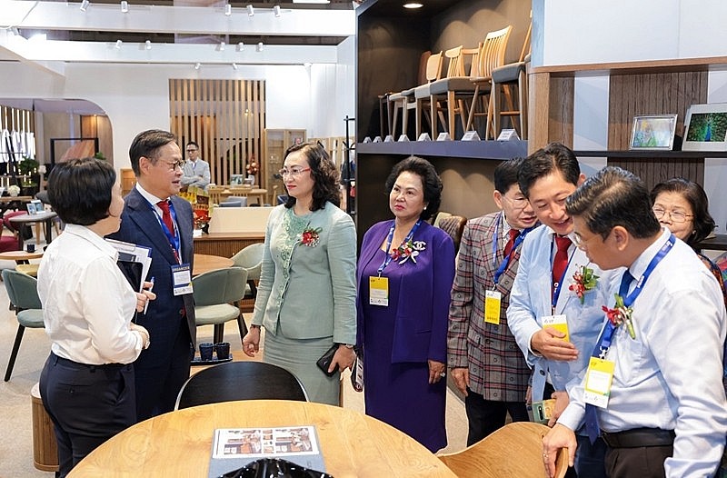 Các vị đại biểu thăm gian hàng. (Ảnh: CM) 