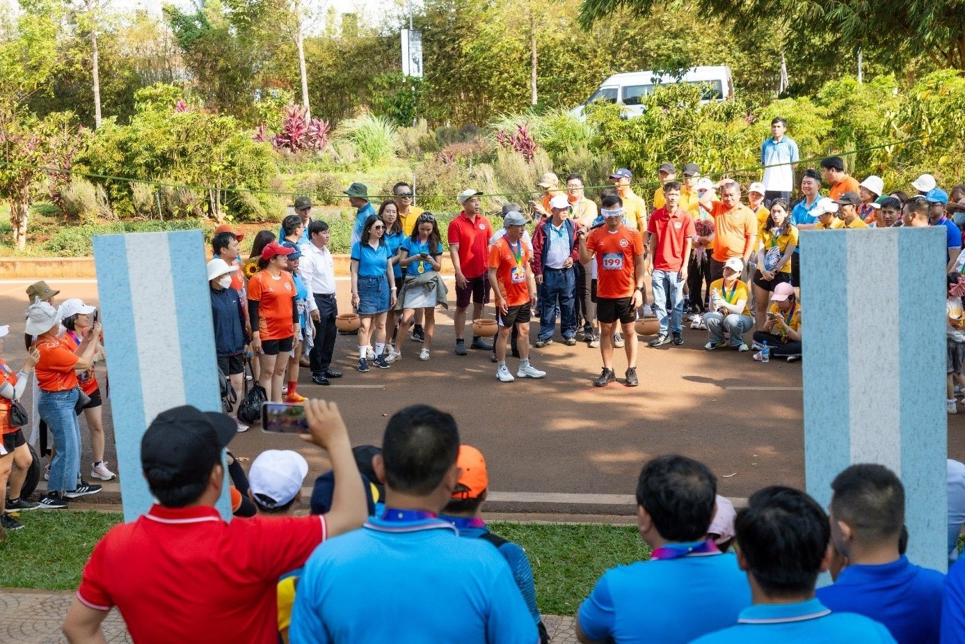 Các vận động viên tham gia môn thi bịt mặt đập niêu tại hội thao