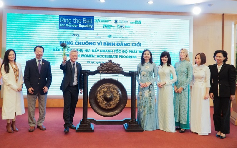 Các đại biểu cùng hưởng ứng chiến dịch “Rung chuông vì bình đẳng giới” diễn ra tại HNX ngày 6/3 (Bà Phạm Thị Vân Khánh - Giám đốc Ban Khách hàng doanh nghiệp BIDV - đứng thứ 4 từ phải qua).