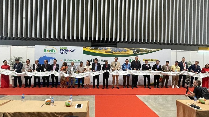 Lễ cắt băng khai mạc triển lãm. 