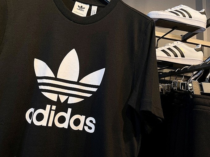 Sản phẩm trong một cửa hàng của Adidas ở Garden City, New York, Mỹ, ngày 25/10/2022. Ảnh: Reuters Sản phẩm trong một cửa hàng của Adidas ở Garden City, New York, Mỹ, ngày 25/10/2022. Ảnh: Reuters