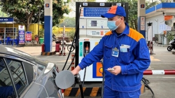 Giá xăng giảm nhẹ, giá dầu tăng