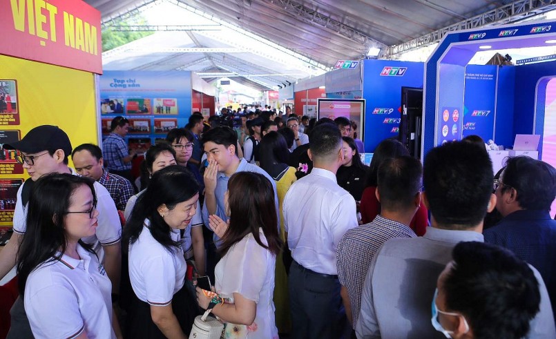 Hội báo năm nay có quy mô lớn nhất từ trước đến nay, với hơn 100 gian trưng bày các ấn phẩm báo chí đặc sắc, tiêu biểu của hàng trăm cơ quan báo chí Trung ương và địa phương, các cấp Hội Nhà báo Việt Nam tại 63 tỉnh, thành phố trong cả nước. Hội báo năm nay có quy mô lớn nhất từ trước đến nay, với hơn 100 gian trưng bày các ấn phẩm báo chí đặc sắc, tiêu biểu của hàng trăm cơ quan báo chí Trung ương và địa phương, các cấp Hội Nhà báo Việt Nam tại 63 tỉnh, thành phố trong cả nước.