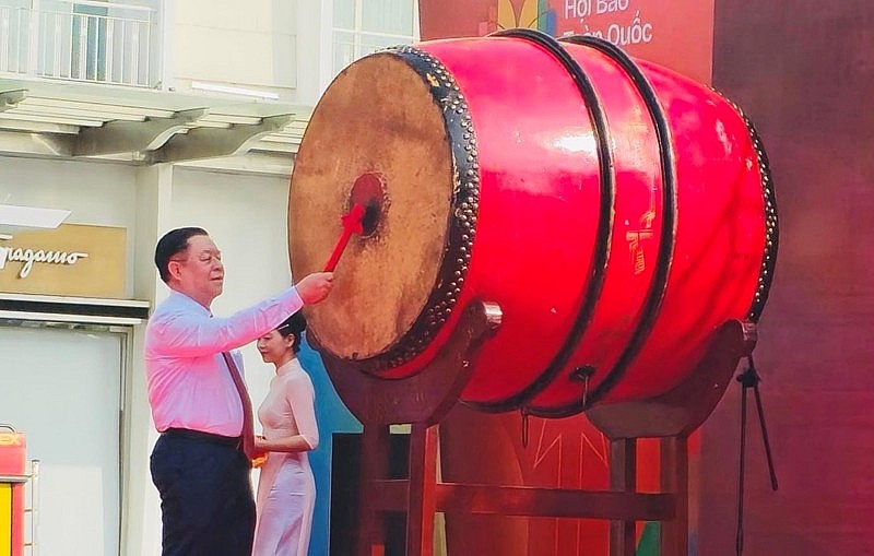 Đồng chí Nguyễn Trọng Nghĩa, Bí thư Trung ương Đảng, Trưởng Ban Tuyên giáo Trung ương đánh trống khai mạc Hội báo. Đồng chí Nguyễn Trọng Nghĩa, Bí thư Trung ương Đảng, Trưởng Ban Tuyên giáo Trung ương đánh trống khai mạc Hội báo.