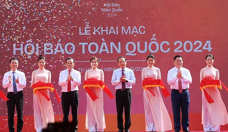 Các đại biểu thực hiện nghi thức cắt băng khai mạc Hội Báo toàn quốc năm 2024. Các đại biểu thực hiện nghi thức cắt băng khai mạc Hội Báo toàn quốc năm 2024.