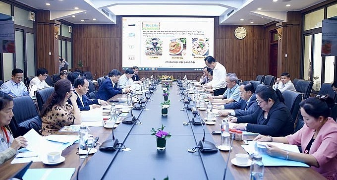 Bộ trưởng Bộ NN-PTNT Lê Minh Hoan làm việc với lãnh tỉnh Bạc Liêu về việc tổ chức Festival nghề Muối Việt Nam - Bạc Liêu năm 2024. (Ảnh nongnghiep)