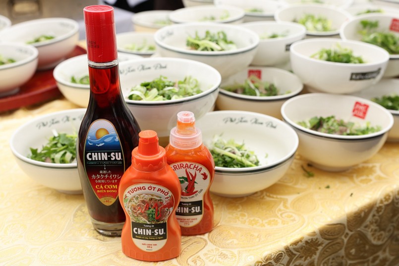 Nước mắm và tương ớt cho món phở thêm đậm vị