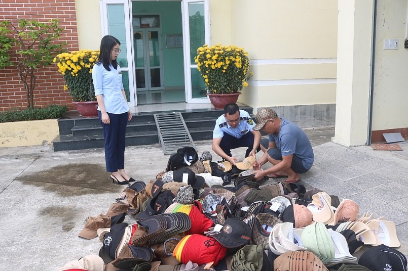 Quảng Bình: Buộc tiêu hủy 850 mũ lưỡi trai và mũ rộng vành giả mạo nhãn hiệu