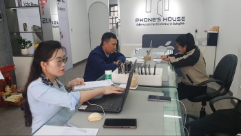 Quảng Bình: Tạm giữ 26 điện thoại iPhone không rõ nguồn gốc tại hai cửa hàng