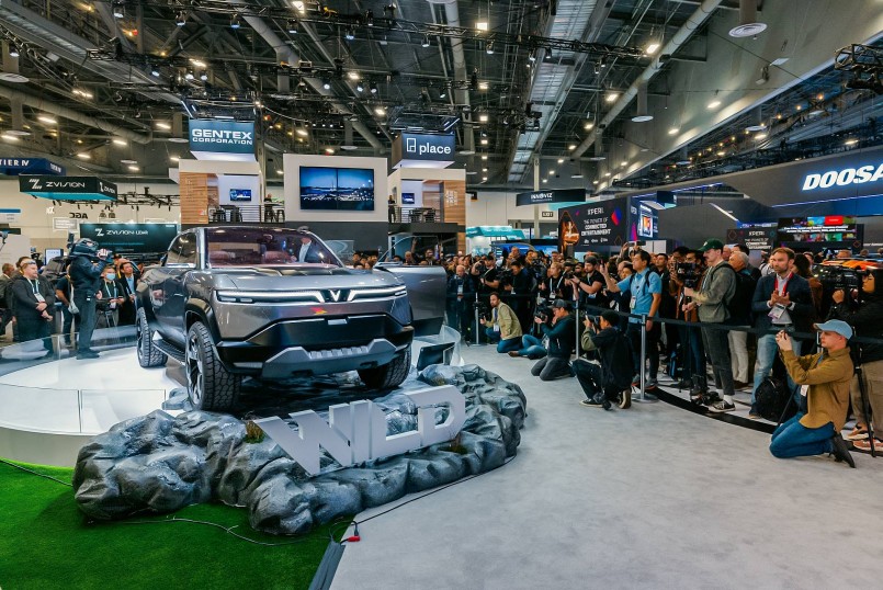 Mẫu xe lần đầu được vén màn của VinFast ngay lập tức khiến những người có mặt đặc biệt ấn tượng bởi thiết kế mạnh mẽ, phóng khoáng với những đường nét góc cạnh, hiện đại. Phần đầu xe mang đặc trưng của VinFast với dải led hình cánh chim chạy dài.