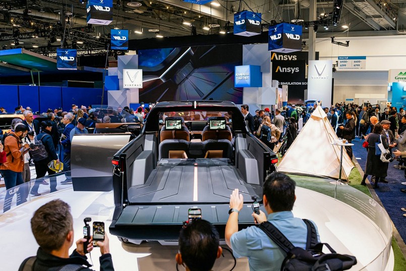 Một góc nhìn VF Wild từ phía sau khiến nhiều người dùng thích thú, bởi phần đuôi xe “hình hộp” khỏe khoắn và dải led nổi bật chạy dài.