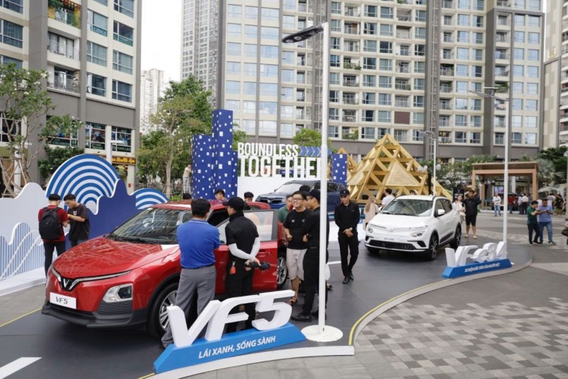 Khách hàng ngày càng quan tâm và lựa chọn xe điện VinFast Khách hàng ngày càng quan tâm và lựa chọn xe điện VinFast