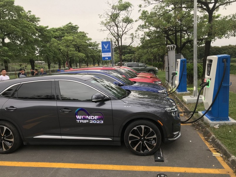 Khách hàng dễ dàng sở hữu ô tô điện VinFast với hàng loạt ưu đãi.