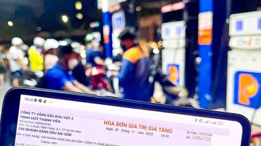 Người mua có buộc phải lấy hóa đơn bán lẻ khi đổ xăng?