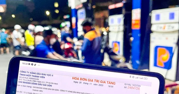 Người mua có buộc phải lấy hóa đơn bán lẻ khi đổ xăng?