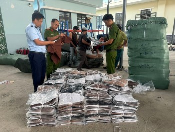 Phú Yên: Tạm giữ 16.000 sản phẩm quần áo, dép không hóa đơn, chứng từ